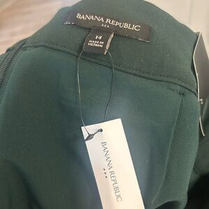 NEW WITH TAGS - BANANA REPUBLIC Knee Length Skirt - US14 - slit is in the front